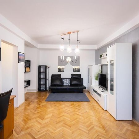 Central Apartment Târgu-Mureş Екстериор снимка